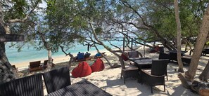 在海滩、白沙、间海滩酒吧