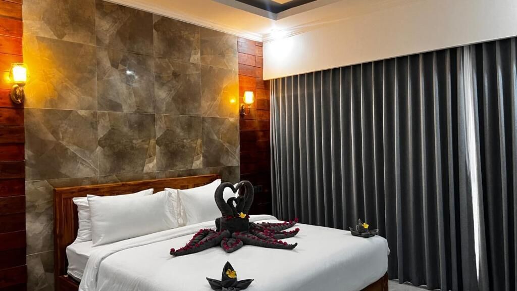 Basic Double Room, Balcony, Courtyard View | In-room safe, desk, soundproofing, free WiFi