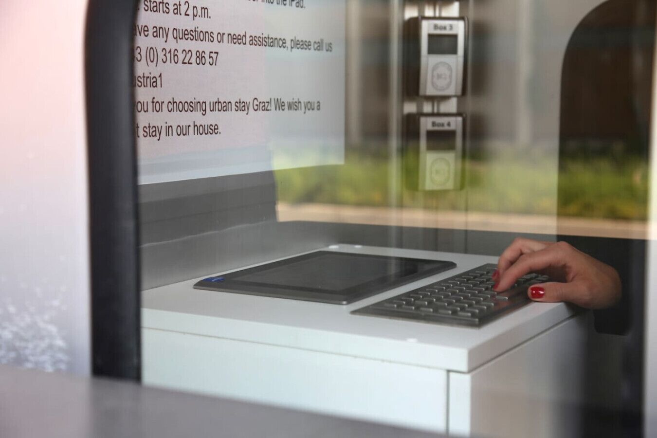 En person skriver på en bærbar computer i et rum med et vindue.