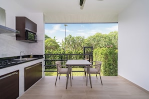 Deluxe Twin Room, Garden View | Private kitchen | Fridge, microwave, stovetop, cookware/dishes/utensils