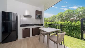 Deluxe szoba kétszemélyes ággyal, kilátással a kertre | Privát konyha | Hűtőszekrény, mikrohullámú sütő és főzőlap