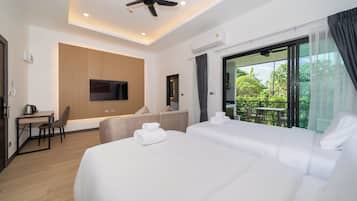 Deluxe szoba két külön ággyal, kilátással a kertre | Íróasztal, laptophoz jól használható munkafelület és ingyenes wifi