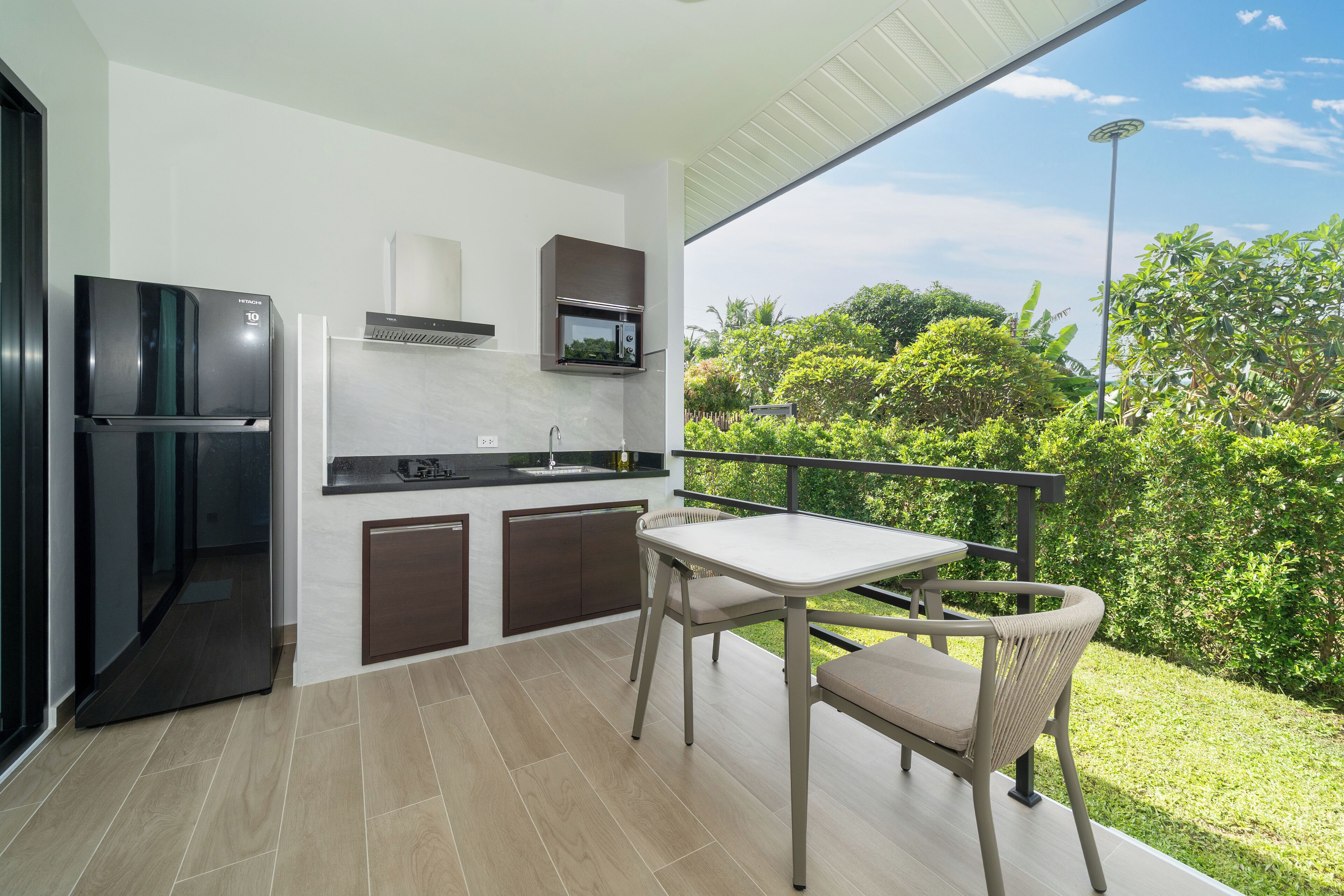 Refrigerador, microondas, placa de cocina, utensilios de cocina