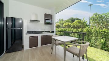 Deluxe szoba két külön ággyal, kilátással a kertre | Privát konyha | Hűtőszekrény, mikrohullámú sütő és főzőlap