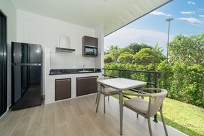 Deluxe Twin Room, Garden View | Private kitchen | Fridge, microwave, stovetop, cookware/dishes/utensils