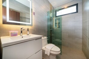 Quarto casal luxo, vista para o jardim | Banheiro | Chuveiro, secador de cabelo, toalhas de banho, sabonete