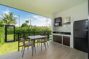Suite superior, vistes al jardí | Cuina privada | Frigorífic, microones i placa de cuina