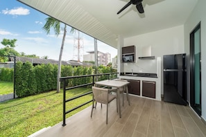 Junior Suite, Garden View | Private kitchen | Fridge, microwave, stovetop, cookware/dishes/utensils