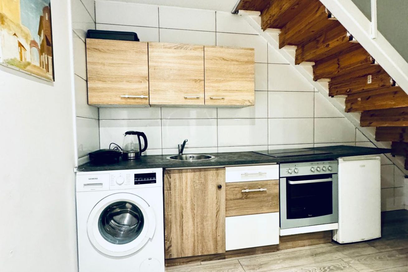 Fridge, oven, stovetop, coffee/tea maker