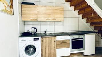 Fridge, oven, stovetop, coffee/tea maker