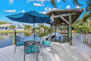 Outdoor dining - Waterfront 4BR w/ pool, dock & beach gear (Cocoa Beach)
