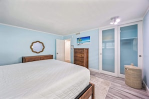 4 bedrooms, desk, iron/ironing board, travel cot - Waterfront 4BR w/ pool, dock & beach gear (Cocoa Beach)