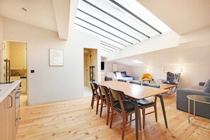 Apartment | 2 bedrooms, laptop workspace, iron/ironing board, bed sheets