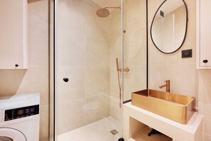 Apartment | Bathroom | Hair dryer, towels, shampoo - Charming Apt - 2bd/10p - Buttes aux Cailles (Paris)