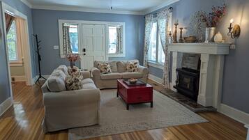 Smart-TV, Kamin, Bücher