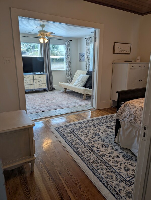 4 室のベッドルーム、デスク、アイロン / アイロン台、旅行用ベビーベッド