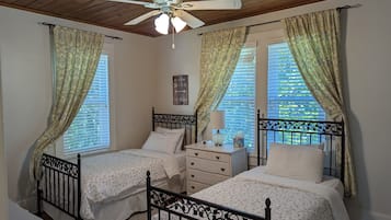 4 Schlafzimmer, Schreibtisch, Bügeleisen/Bügelbrett, Reisekinderbett