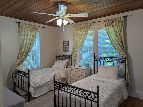 4 Schlafzimmer, Schreibtisch, Bügeleisen/Bügelbrett, Reisekinderbett