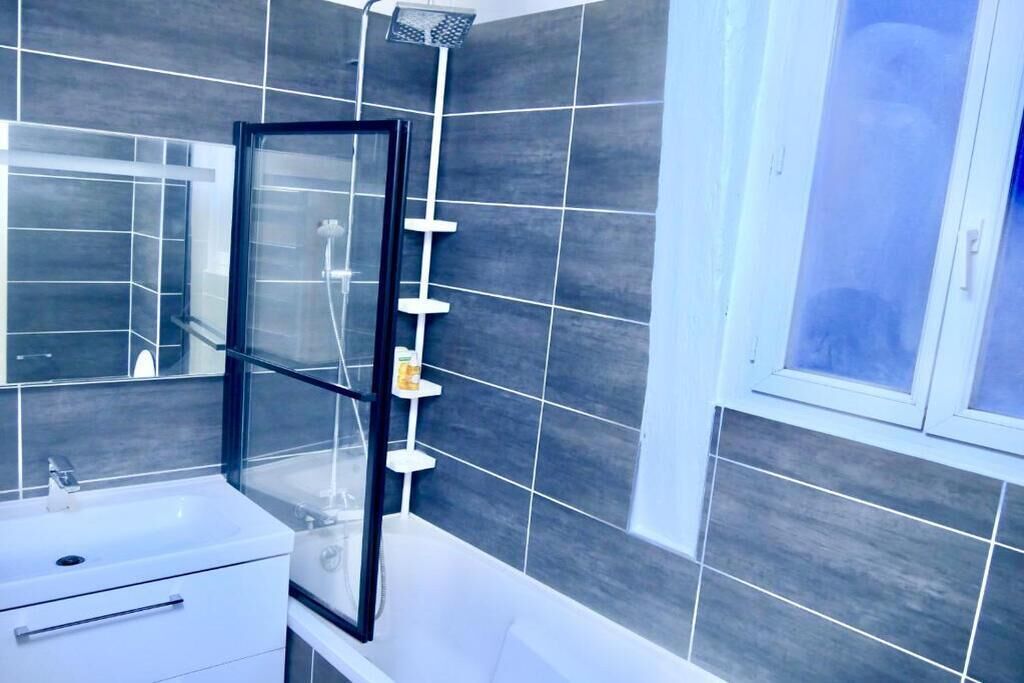 Articles de toilette gratuits, serviettes fournies, papier toilette