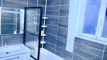 Articles de toilette gratuits, serviettes fournies, papier toilette