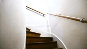 Een trap met houten treden en een metalen leuning.