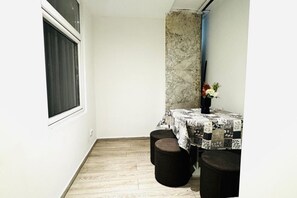 Dining - Comfortable & Clean Private Room, Close to Transit (Vienna)