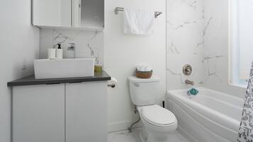 HÄrtork, handdukar, tvÄl och schampo