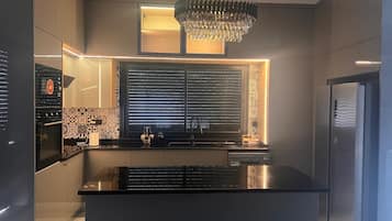 KylskÄp, mikrovÄgsugn, ugn och spishÀll