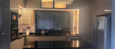 Kühlschrank, Mikrowelle, Ofen, Herdplatte