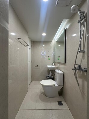 Serviettes fournies, savon, papier toilette