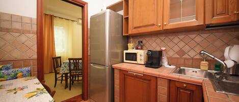 冷蔵庫、電子レンジ、コンロ、コーヒー / ティーメーカー