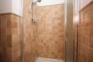 Een douche, een haardroger, een bidet, handdoeken