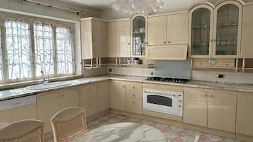 Frigorifero, microonde, piano cottura, lavastoviglie