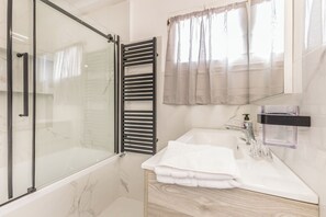 Shower, hair dryer, bidet, towels