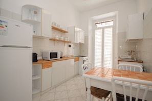 Coffee/tea maker, fridge, microwave, stovetop