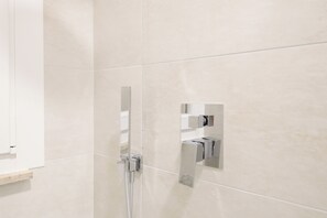 Shower, hair dryer, bidet, towels