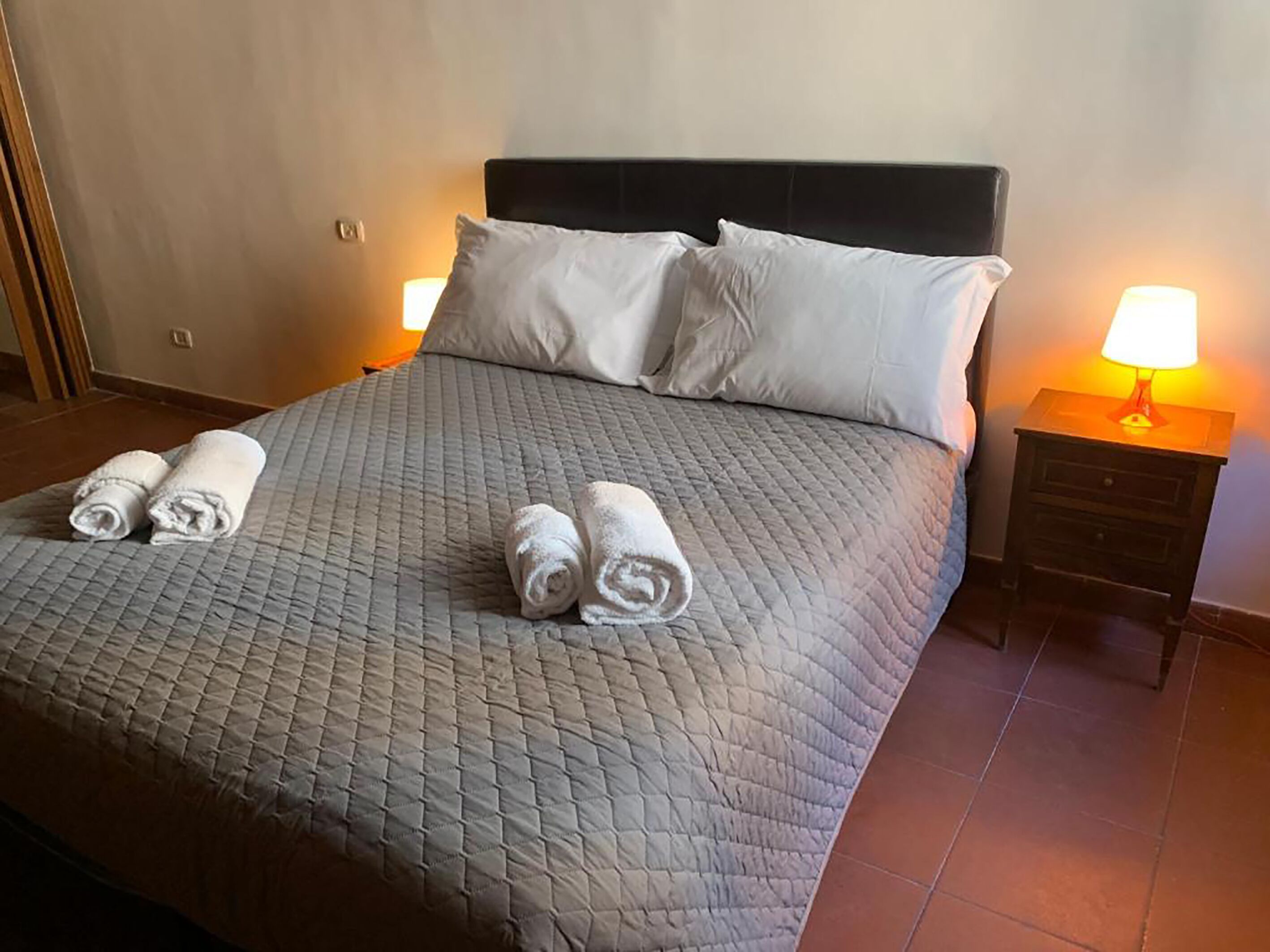 2 slaapkamers, een strijkplank/strijkijzer, gratis wifi, beddengoed