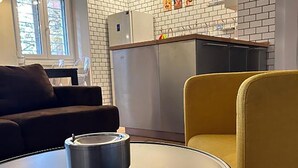 Een moderne keuken met witte bakstenen muren, een ingebouwde oven en een raam.