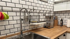 Een moderne keuken met een roestvrijstalen spoelbak, een afwassysteem en een broodrooster.