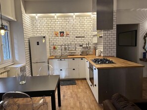 Fridge, microwave, stovetop, dishwasher