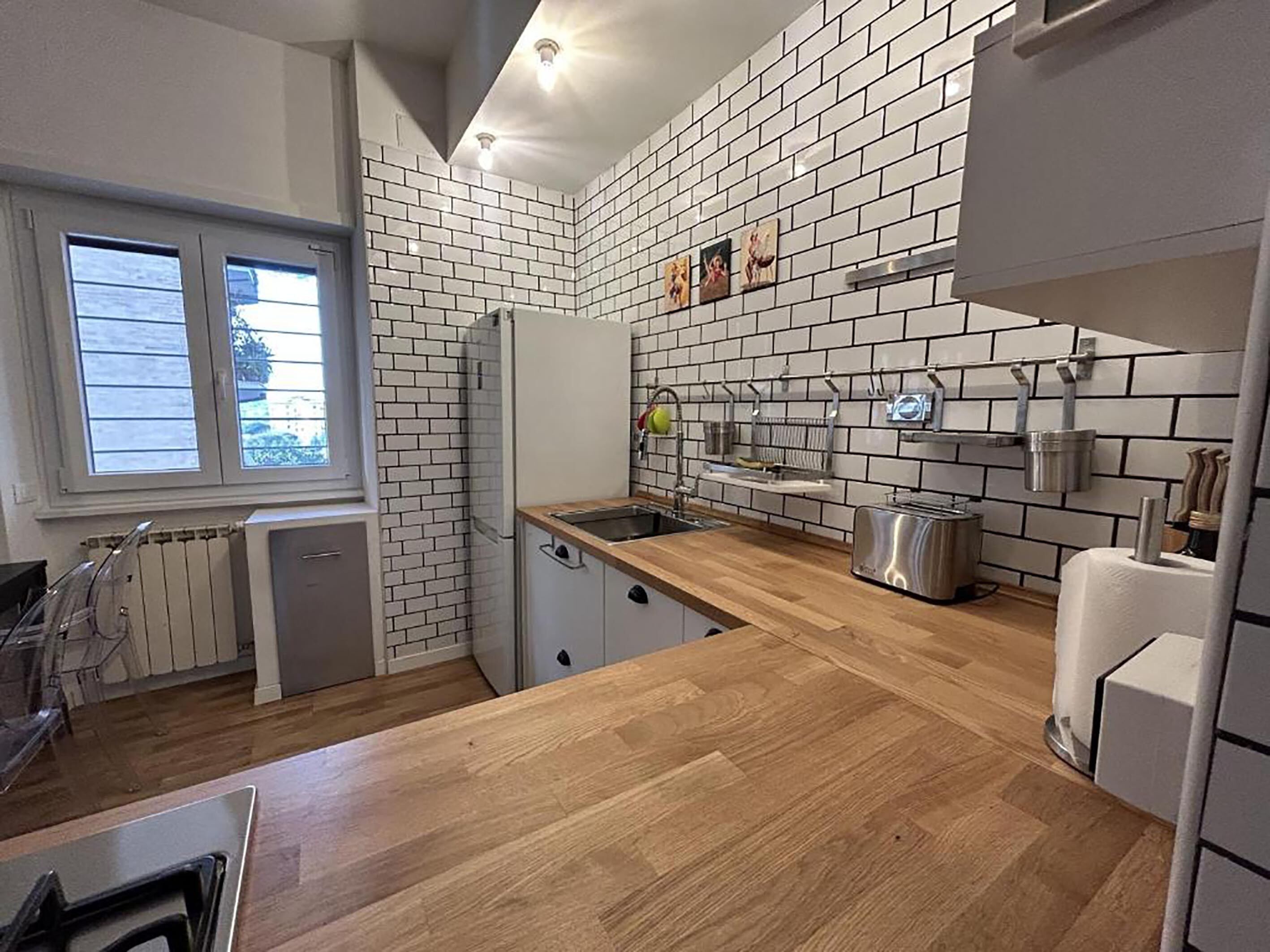 Réfrigérateur, micro-ondes, plaque de cuisson, lave-vaisselle