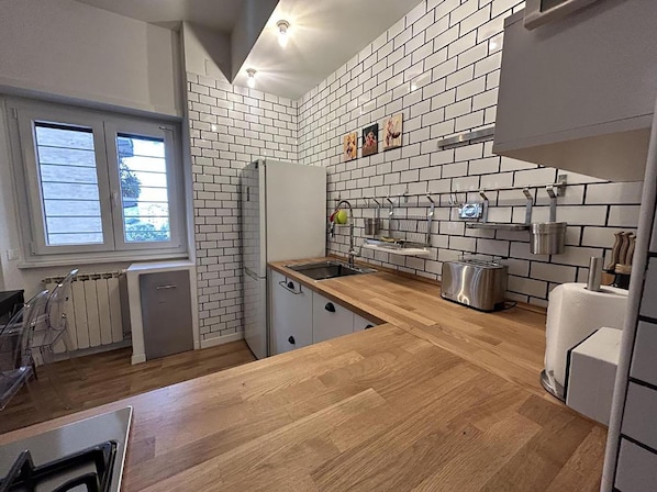 Fridge, microwave, stovetop, dishwasher