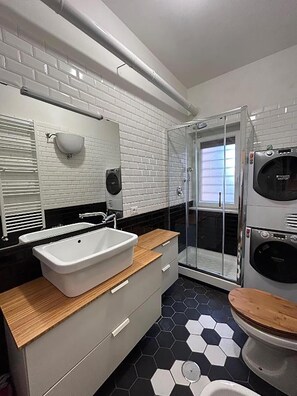 Douche, sèche-cheveux, bidet, serviettes fournies