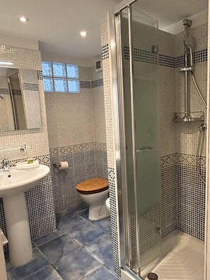 Dusche, Haartrockner, Bidet, Handtücher
