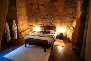 Comfort Room, 1 Queen Bed, Non Smoking | Blackout drapes, free WiFi
