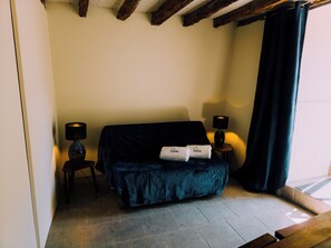 Comfort Room, Courtyard View | Living area