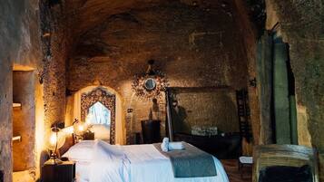 Comfort Room, 1 Queen Bed, Bathtub | Blackout drapes, free WiFi