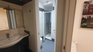 Douche, sèche-cheveux, bidet, serviettes fournies