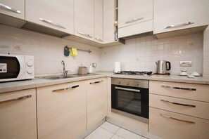 Fridge, microwave, stovetop, dishwasher
