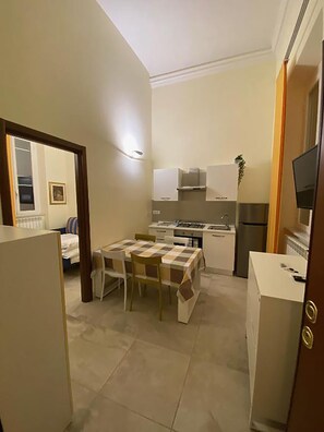 Fridge, microwave, stovetop, dishwasher - Independent Rooms by Ghor (Rome)